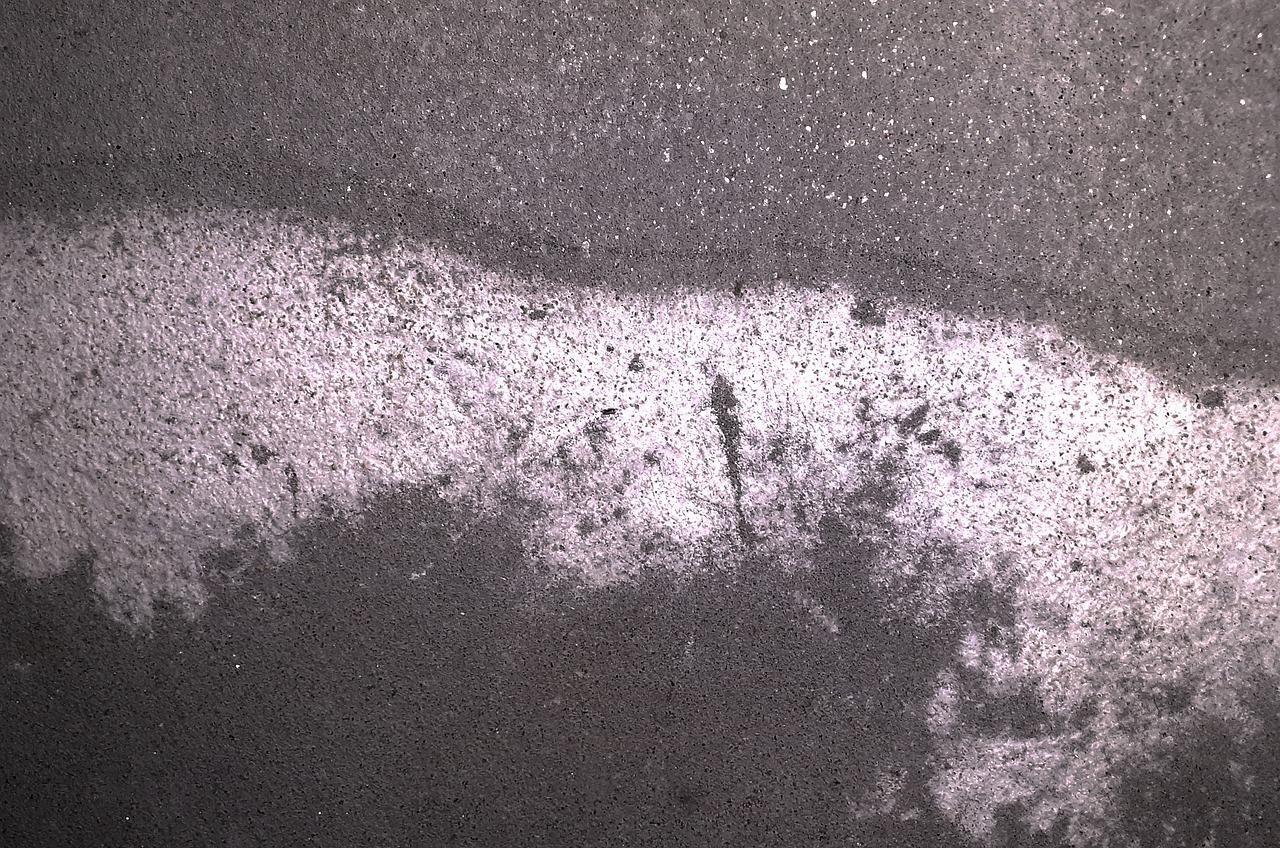 সিমেন্টের দেয়ালে সাদা দাগ বা স্পট